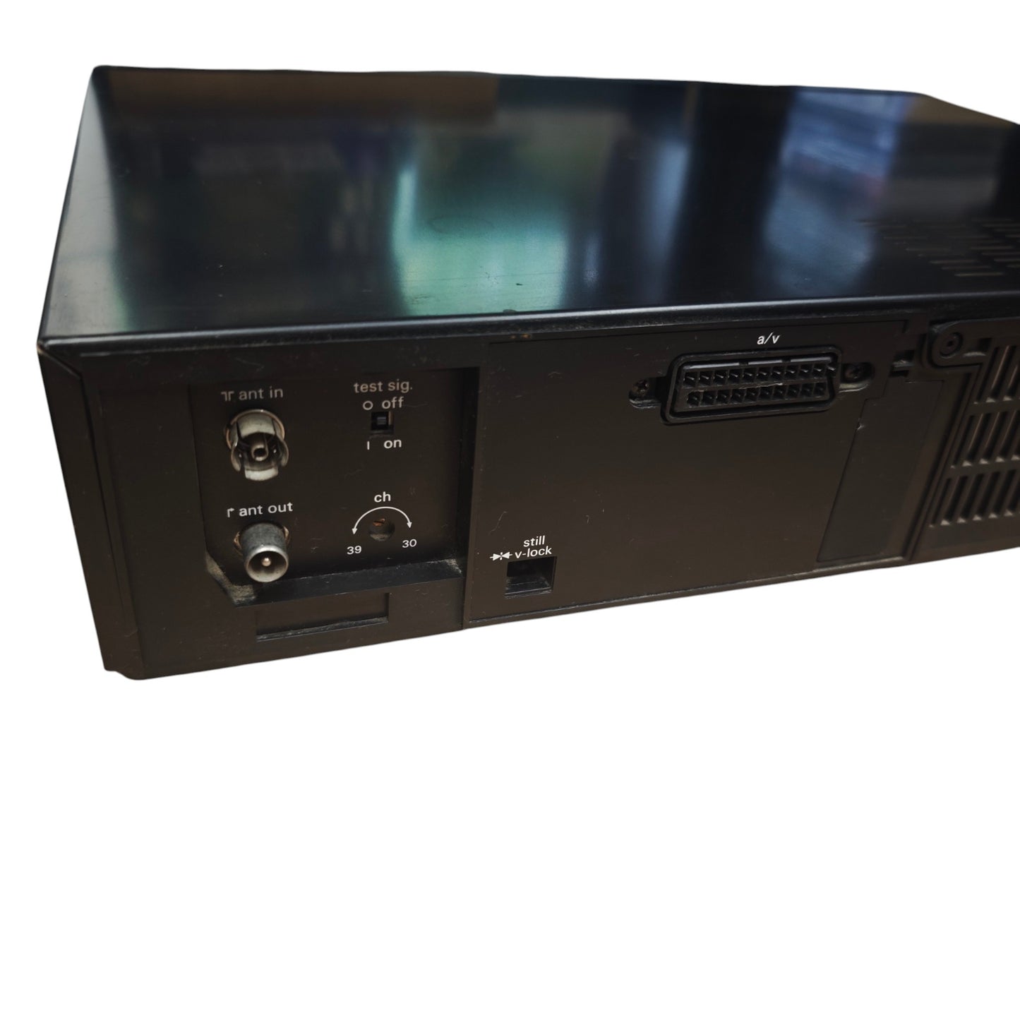 VHS-Videorekorder (Modellreihe FM 500 mit integriertem VPS-System inklusive der original Infrarot-Fernbedienung.