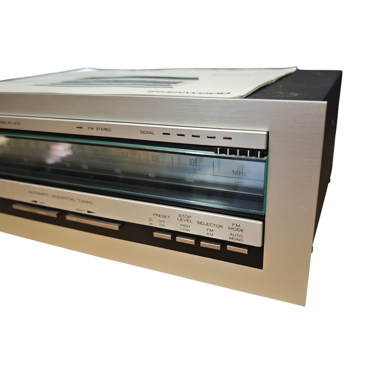 vintage Kenwood KT-413 AM-FM-Stereo-Tuner in silberner Ausführung mit analoger Skala