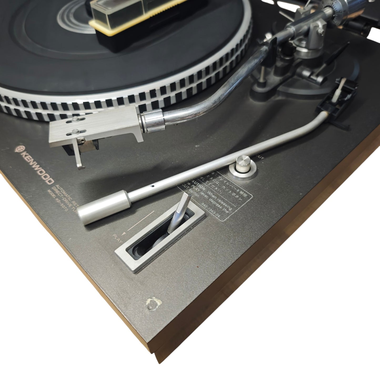 Kenwood KD-3070, ein klassischer Vintage-Plattenspieler mit Direktantrieb und Halbautomatik aus den späten 1970er