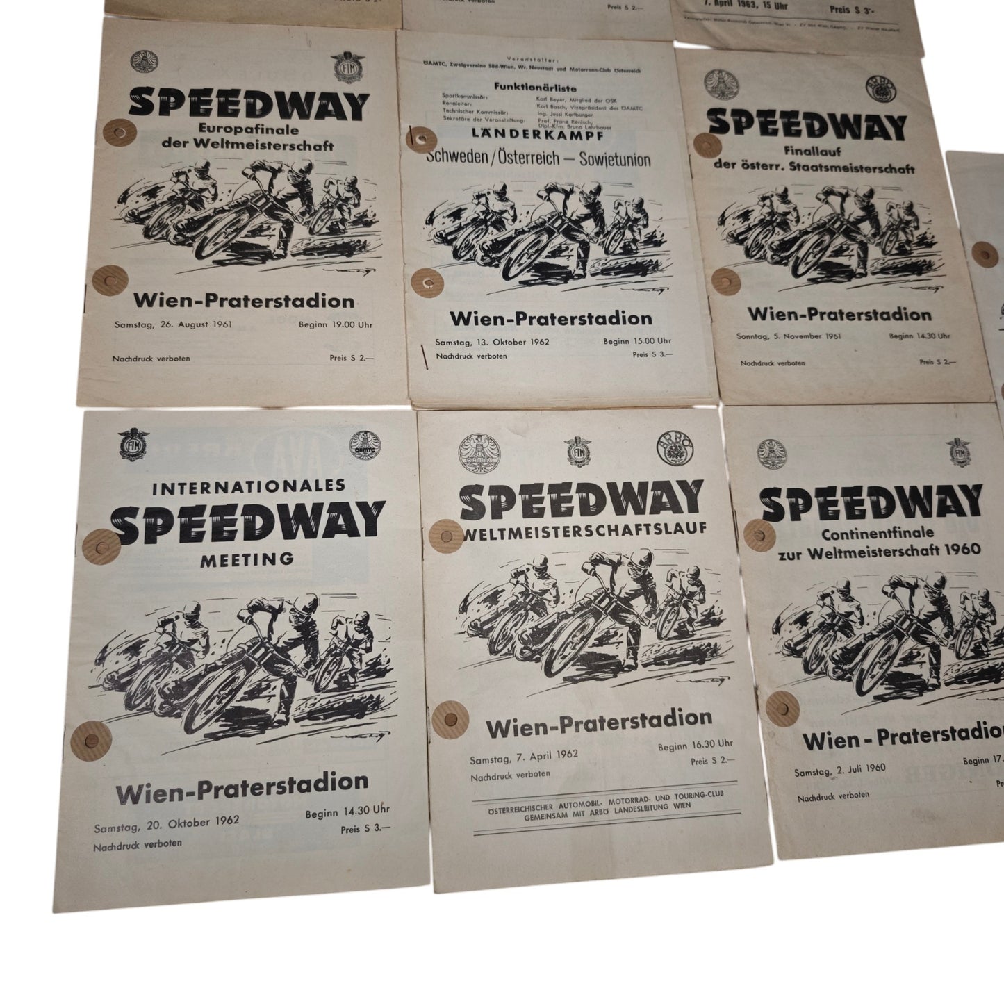 Programmhefte stammen aus den Jahren 1960 bis 1962 und dokumentieren internationale Speedway- und Weltmeisterschafts-Rennen im Wiener Praterstadion sowie im Stadion Wien X