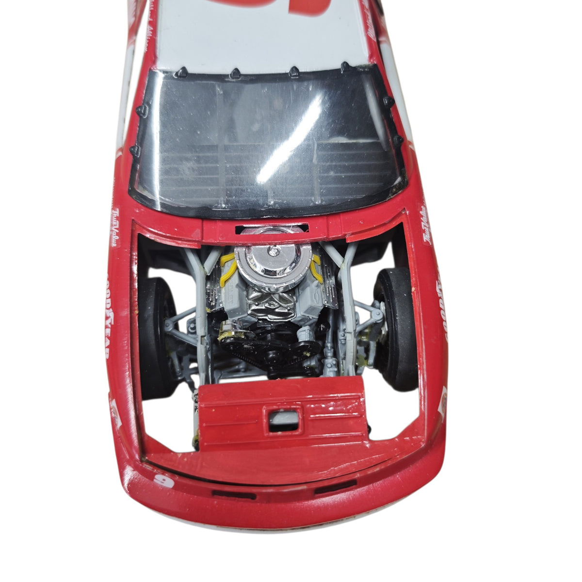 NASCAR-Modellauto mit der Startnummer 9 Clifford Allison Bausatz zusammengebaut