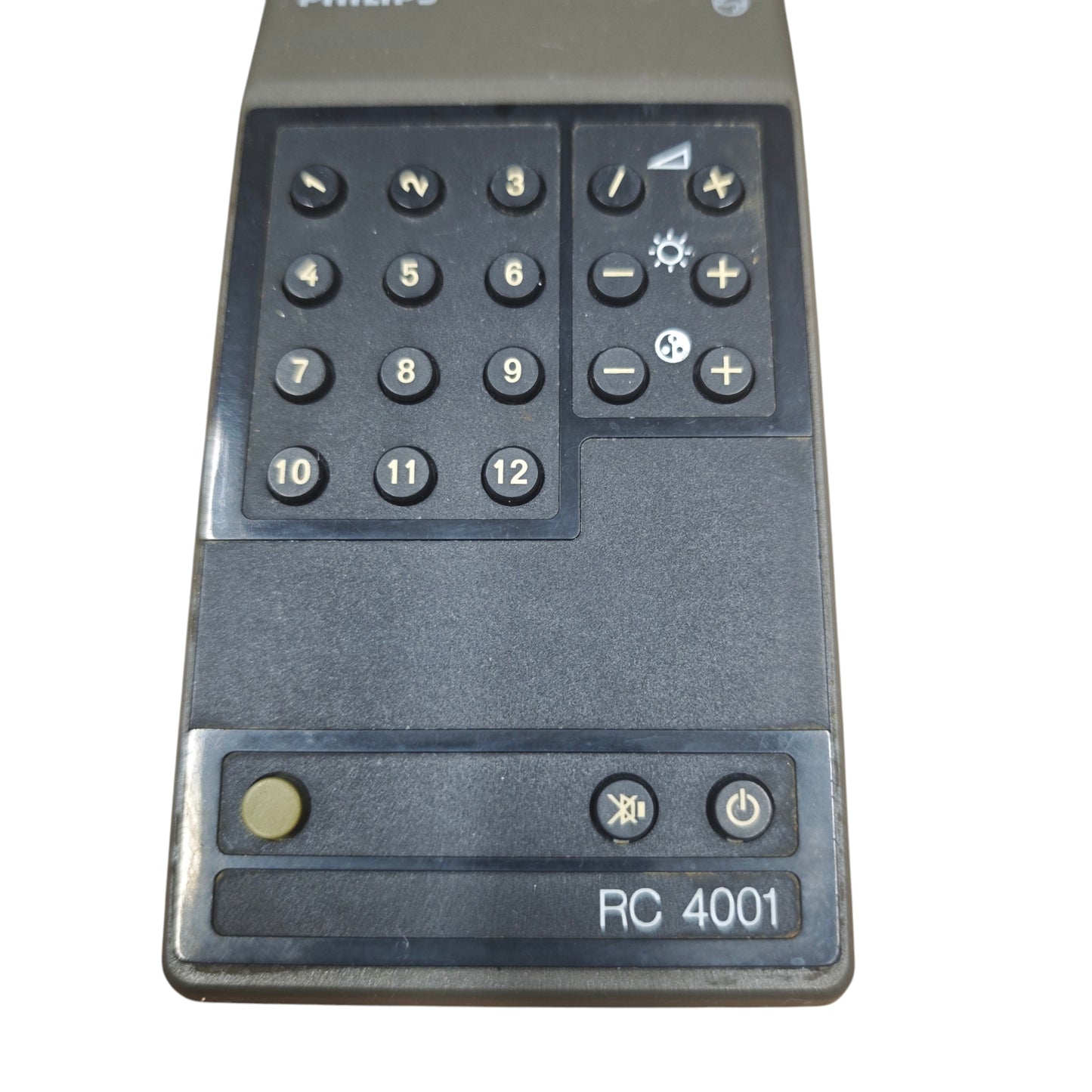 Philips RC 4001 ist eine Vintage-Infrarot-Fernbedienung aus den späten 1970er- oder frühen 1980er-Jahren, die typischerweise für ältere Philips-Fernseher