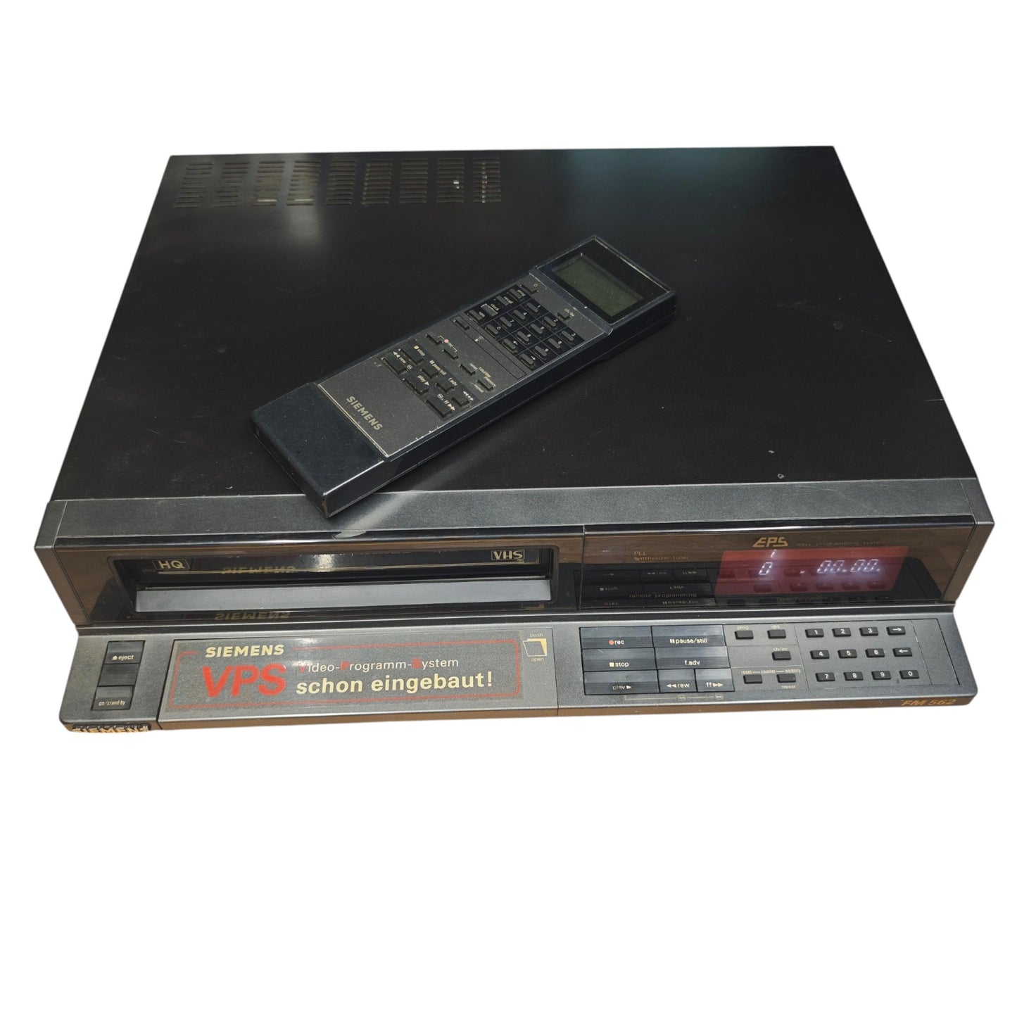 VHS-Videorekorder (Modellreihe FM 500 mit integriertem VPS-System inklusive der original Infrarot-Fernbedienung.