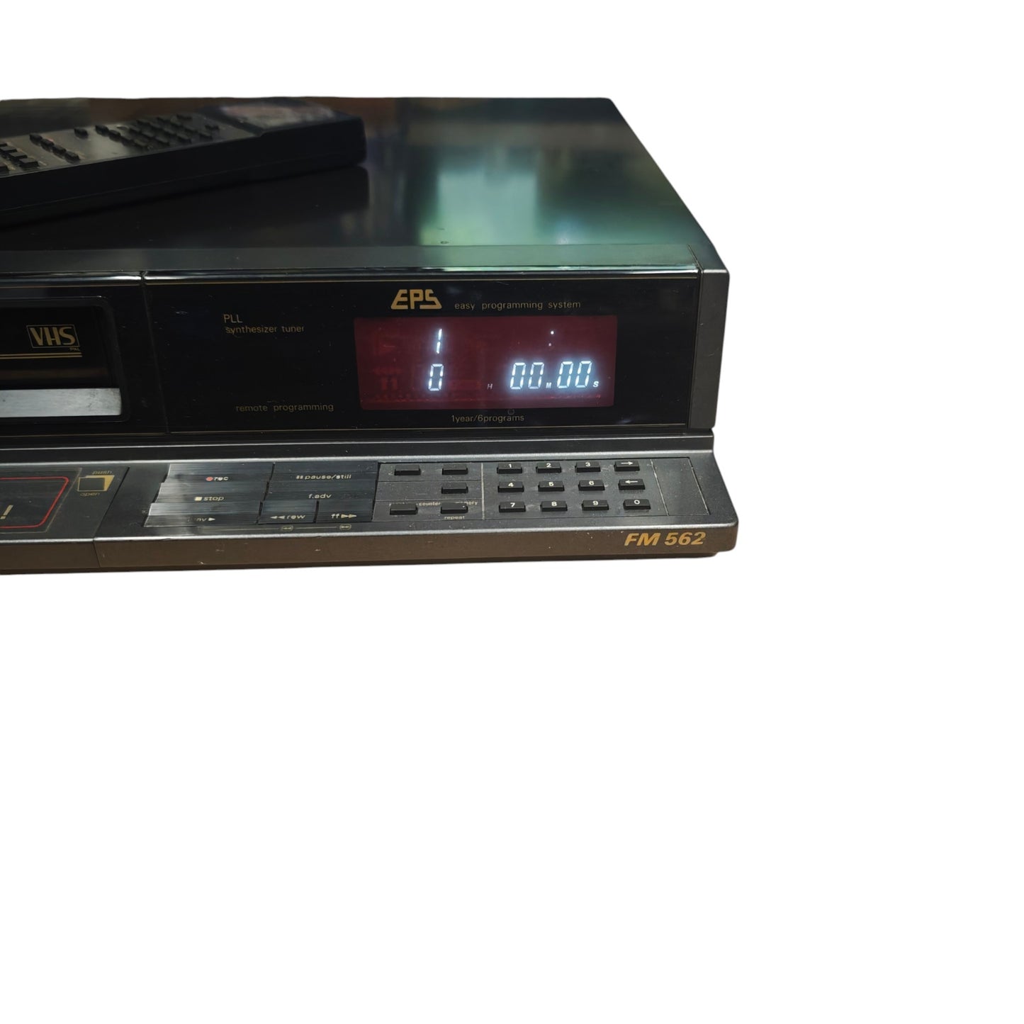 VHS-Videorekorder (Modellreihe FM 500 mit integriertem VPS-System inklusive der original Infrarot-Fernbedienung.