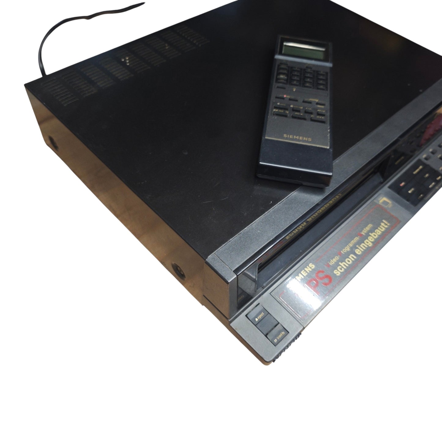 VHS-Videorekorder (Modellreihe FM 500 mit integriertem VPS-System inklusive der original Infrarot-Fernbedienung.