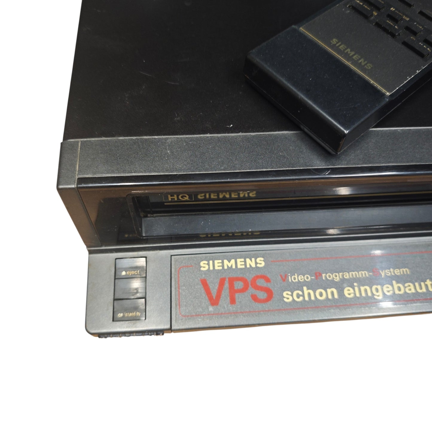 VHS-Videorekorder (Modellreihe FM 500 mit integriertem VPS-System inklusive der original Infrarot-Fernbedienung.