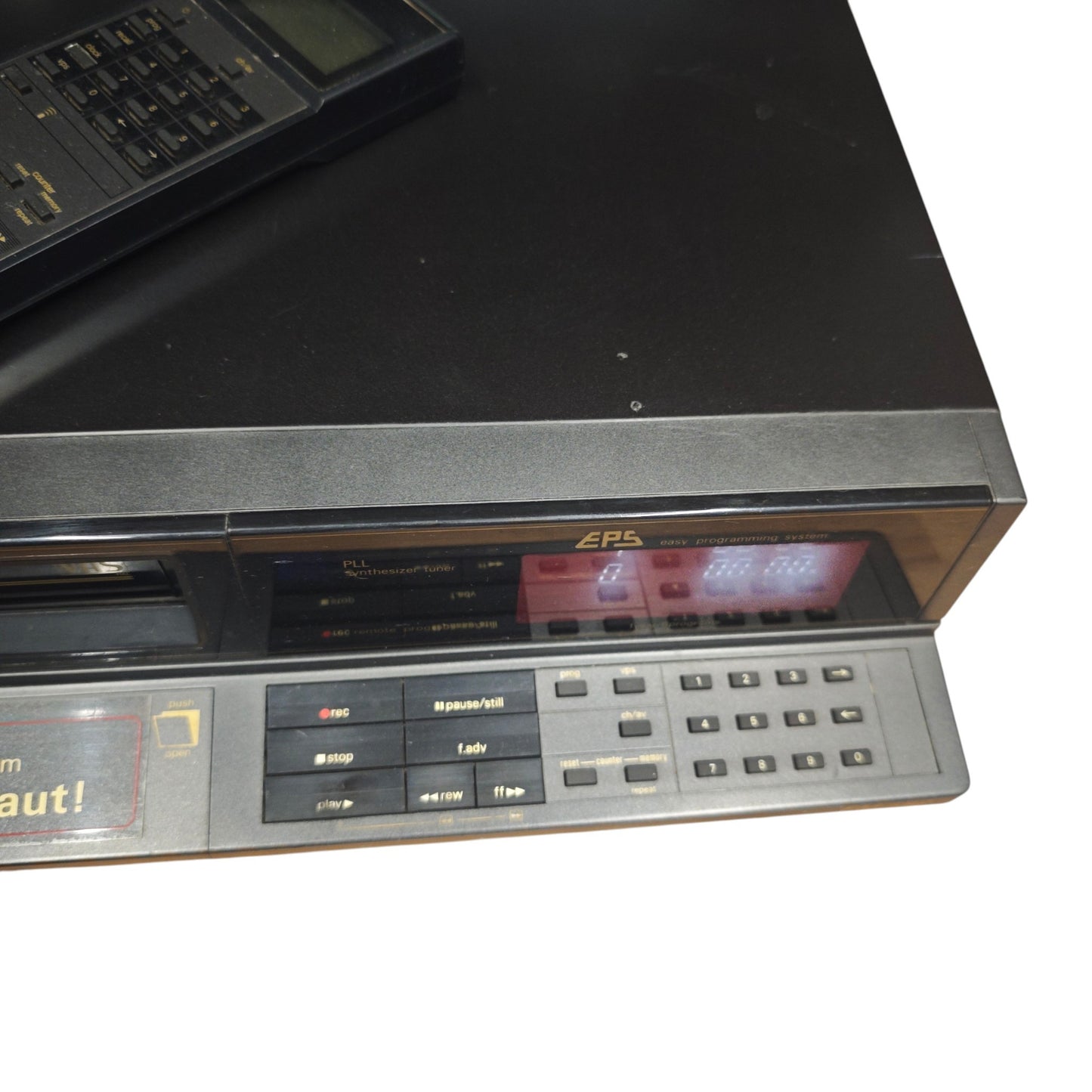 VHS-Videorekorder (Modellreihe FM 500 mit integriertem VPS-System inklusive der original Infrarot-Fernbedienung.