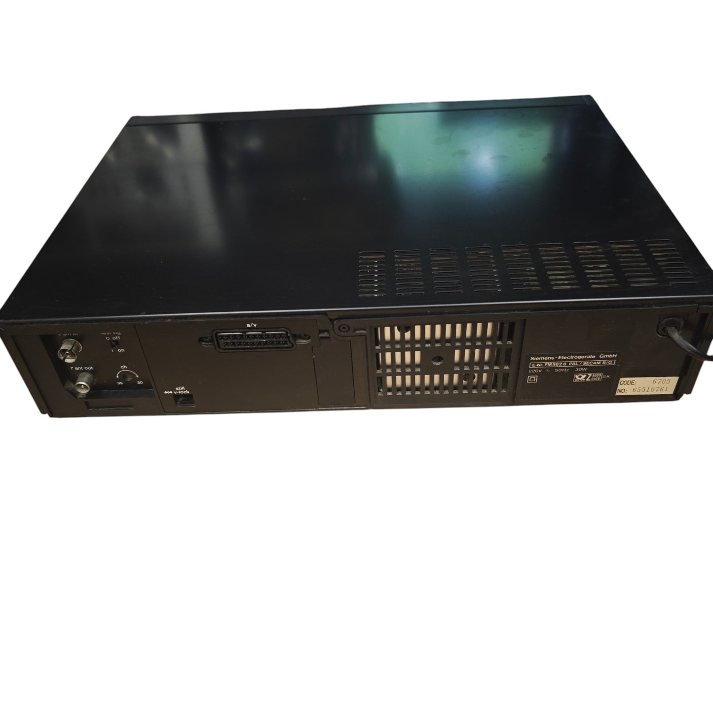 VHS-Videorekorder (Modellreihe FM 500 mit integriertem VPS-System inklusive der original Infrarot-Fernbedienung.