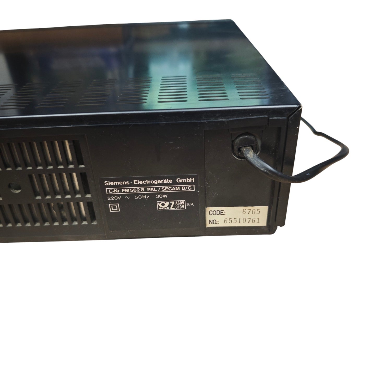 VHS-Videorekorder (Modellreihe FM 500 mit integriertem VPS-System inklusive der original Infrarot-Fernbedienung.