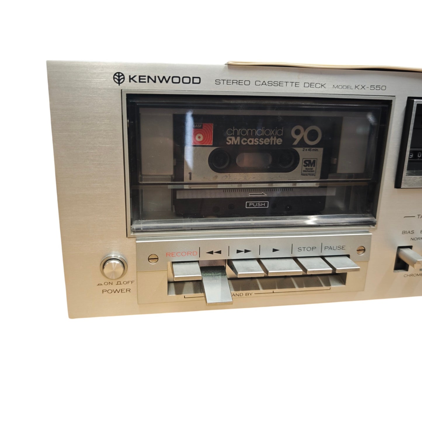 Kenwood KX-550, ein klassisches Stereo-Kassettendeck mit analogen VU-Meter-Anzeigen