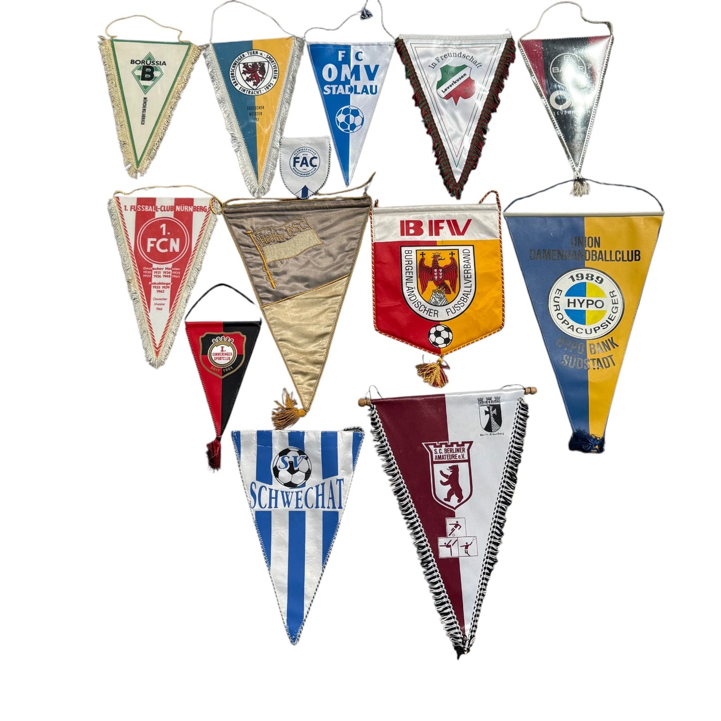 Fußballfahnen verschiedene Fusßballclubs