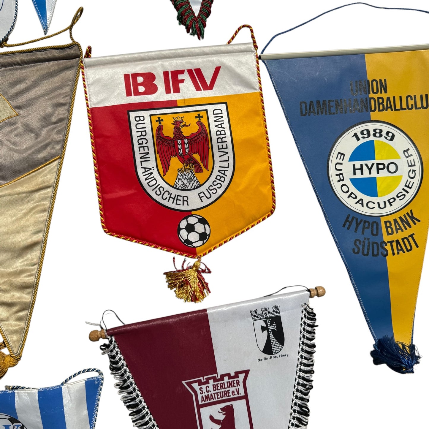 Fußballfahnen verschiedene Fusßballclubs